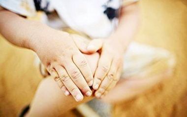 7歲男孩摔了一跤，竟查出癌癥！孩子出現生長痛家長別輕視